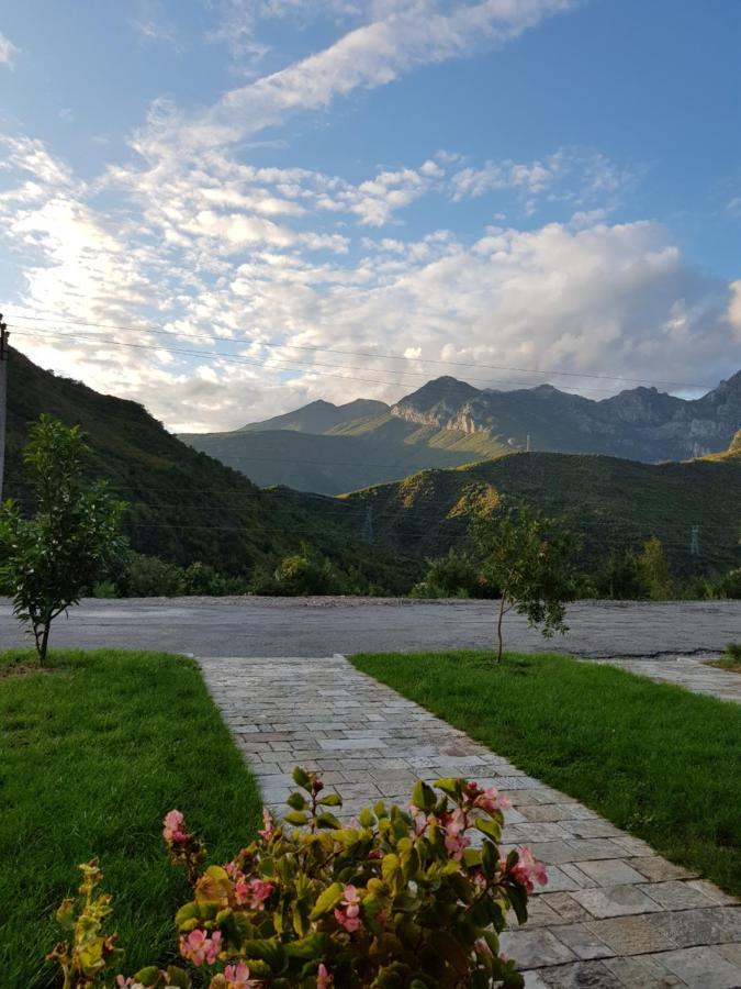 Lugina E Komanit 외부 사진